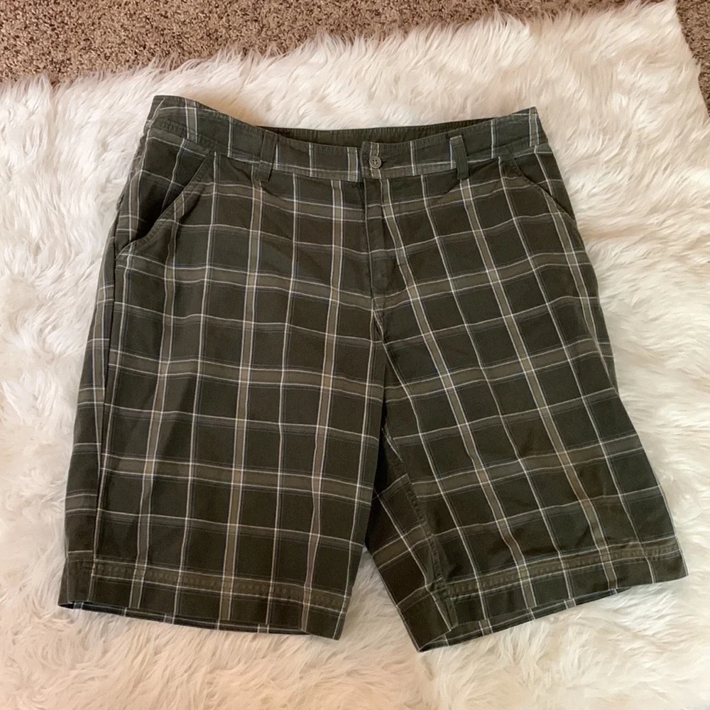 North Face green plaid flat front casual shorts Size 36